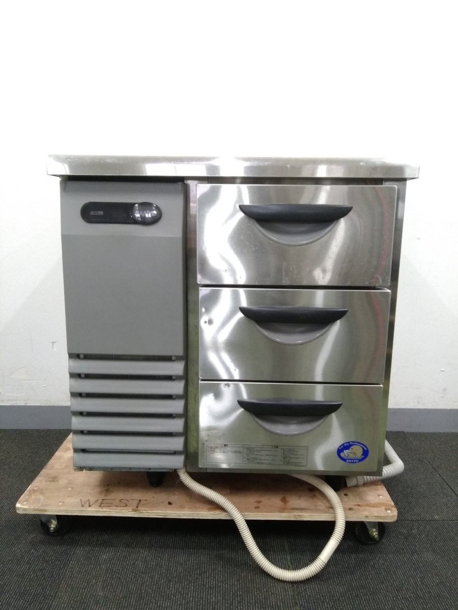 サンヨーのコールドテーブル冷蔵庫